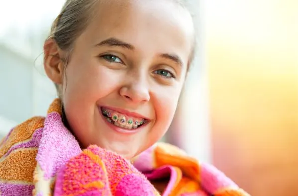 Twoje dziecko potrzebuje porady ortodontycznej? Sprawdź, w której poradni możesz liczyć na najszybszy termin wizyty w ramach NFZ.