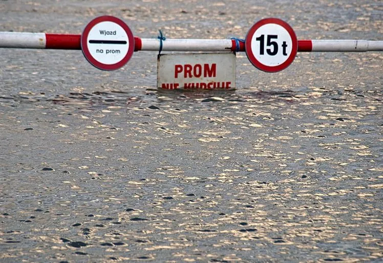 W maju 2010 r. fala powodziowa, która dotarła na Pomorze nie spowodowała większych strat. Jednak w Świbnie unieruchomiła czasowo przeprawę promową.