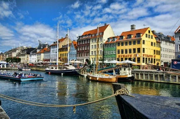 Kolorowe kamienice w starym porcie są znakiem rozpoznawczym Kopenhagi.