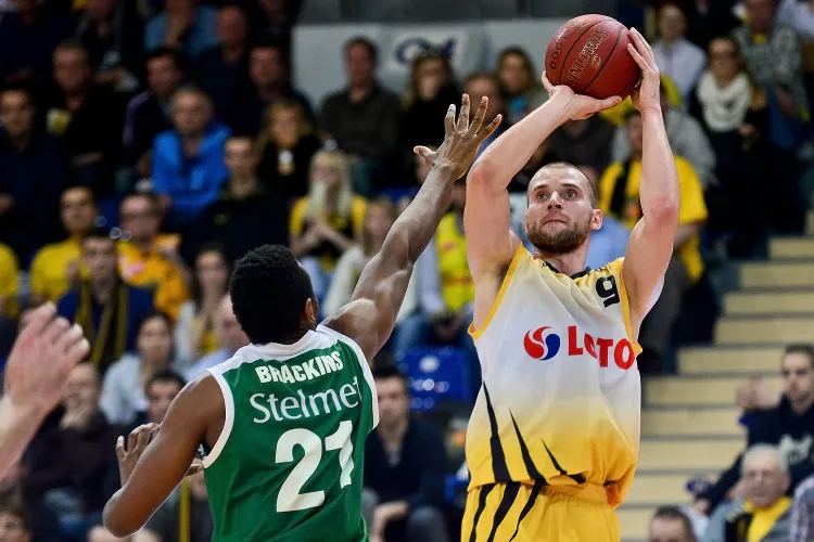 Paweł Leończyk jest najrówniej grającym koszykarzem Trefla w play-off. W każdym z siedmiu meczów zdobywał ponad 10 pkt. Do tego, w półfinale, świetnie radzi sobie z obrońcami Stelmetu.