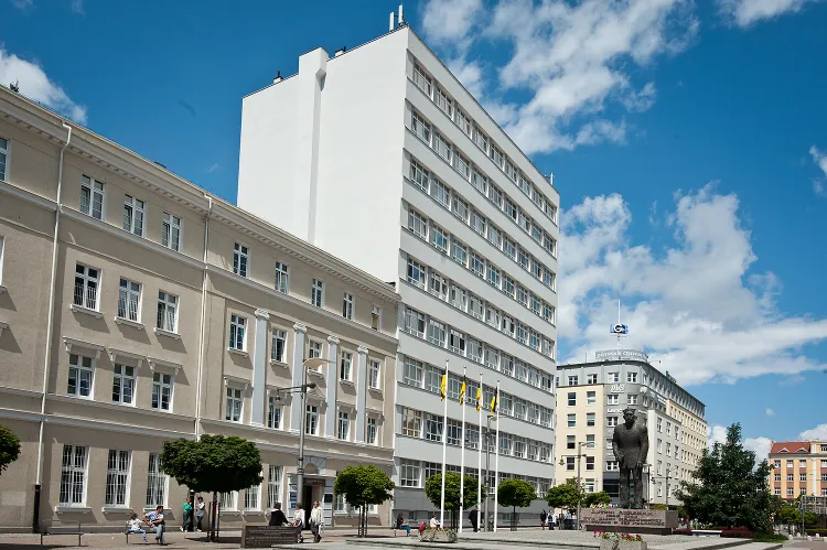 Decyzją zarządu województwa pomorskiego jedna spółka będzie zarządzać Szpitalem św. Wincentego a Paulo (dawny Szpital Miejski) w śródmieściu Gdyni...