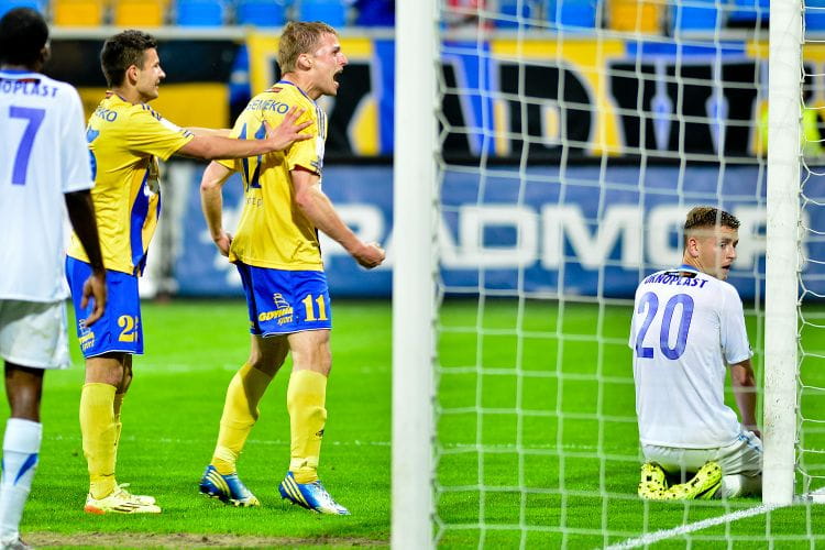 Michał Szubert (nr 11) i Paweł Wojowski (25) strzelili gole na wagę pierwszego od blisko miesiąca zwycięstwa Arki w I lidze oraz podtrzymanie nadziei na awans do ekstraklasy. 