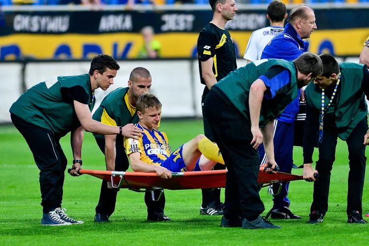 Mateusz Szwoch mecz z Puszczą zakończył już w pierwszej połowie opuszczając boisko na noszach. Na szczęście nie potwierdziły się przypuszczenia o złamaniu kości w nodze.