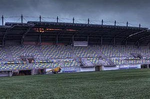 FIFA dopuściła sztuczną murawę na stadionie w Gdyni do rozgrywek piłkarskich. Teraz kolej na identyczne decyzje PZPN i Ekstraklasy SA.