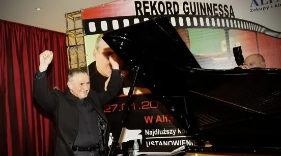Romuald Koperski pobił rekord Guinnessa w kategorii najdłuższy koncert fortepianowy.