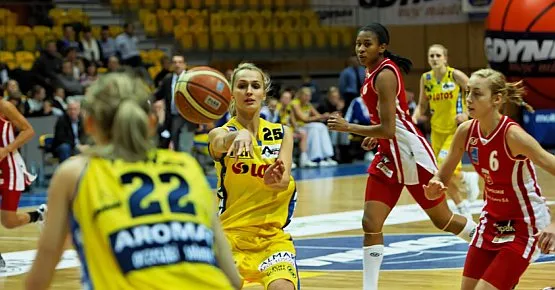 Marta Urbaniak (nr 25) to jedna z tych koszykarek, która wykorzystuje swoją szansę, która dostała po zmianach w Lotosie Gdynia.