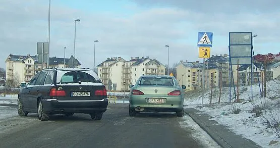 Tak parkują auta kierowcy-rodzice przed szkołą podstawową na gdańskim Ujeścisku.