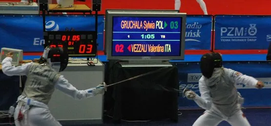 Sylwia Gruchała (z prawej) zajęła siódme miejsce, ale jej pech polegał na tym, że już w ćwierćfinale musiała skrzyżować floret z Valentiną Vezzali, która w Gdańsku nie miała sobie równych.