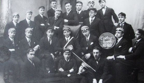 Kandydaci do korporacji - fuksi - wraz z już przyjętymi członkami, tzw. barwiarzami, podczas studenckiej zabawy w 1924 r.