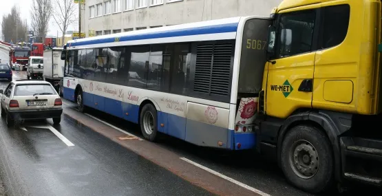 Do większości wypadków z pojazdami komunikacji miejskiej dochodzi z winy innych użytkowników dróg. Nz. wypadek sprzed kilku dni na zjeździe z Trasy Kwiatkowskiego w Gdyni.