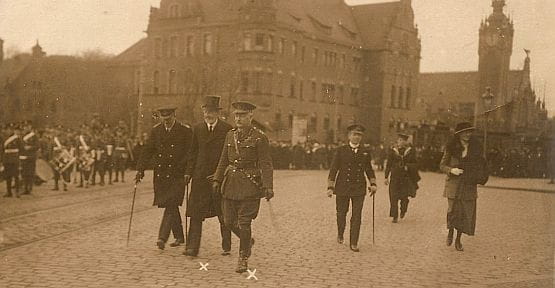 Od lewej (postacie oznaczone krzyżykami) Sir Reginald Tower, pełnomocnik Głównych Mocarstw Sprzymierzonych i Stowarzyszonych oraz generał Richard Haking, głównodowodzący wojskami alianckimi (późniejszy Wysoki Komisarz Ligi Narodów w Gdańsku).