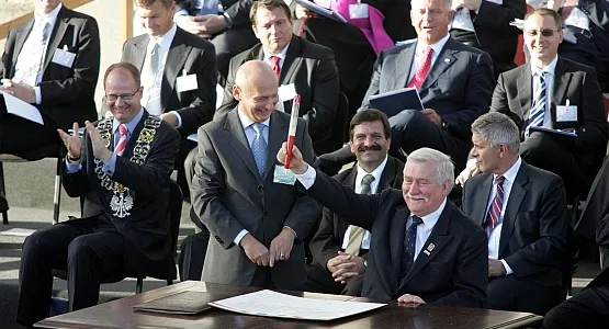 22 prezydentów i premierów oraz Lech Wałęsa i Janusz Śniadek w 2005 roku podpisali akt erekcyjny pod budowę Europejskiego Centrum Solidarności, które ma być &#8222;żywym pomnikiem historii&#8221; i &#8222;światowym centrum krzewienia idei wolności, demokracji i solidarności".