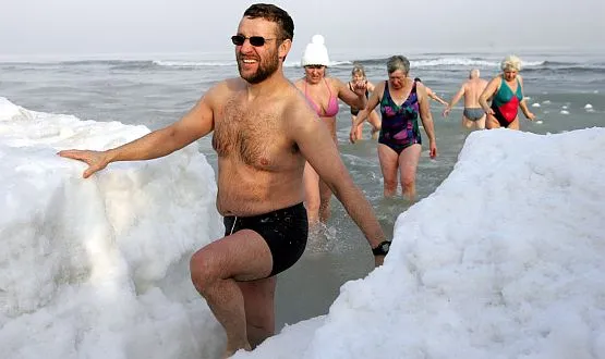 Czasy się zmieniają, ale miłośnicy zimowych kąpieli od lat spotykają się na plaży w Jelitkowie.