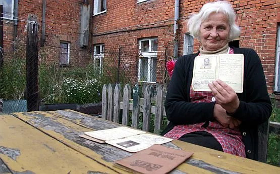 Gertruda Wedra z paszportem swojej mamy z czasów Wolnego Miasta Gdańska. Jeszcze w swoim ogródku w domu przy ul. Partyzantów 110.