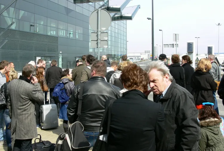Ewakuacja na gdańskim lotnisku oznacza dla pasażerów konieczność opuszczenia na ok. 1 godzinę budynku jednego z terminali.