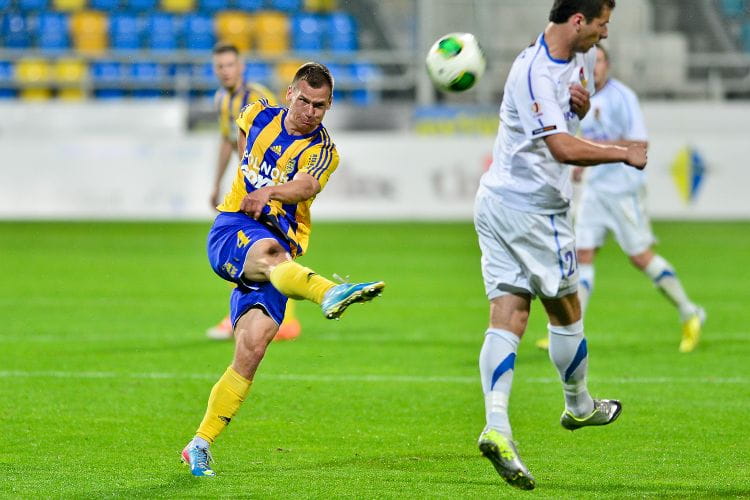 20-letni Robert Sulewski ma "wejście Smoka" do I ligi. W debiucie zaliczył asystę przy bramce na 3:2 z Puszczą Niepołomice, a w drugim występie strzelił gola na wagę zwycięstwa w Chojnicach 1:0. 