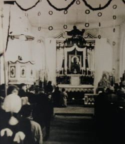 Z kolei na tym zdjęciu w centrum głównego ołtarza znajduje się obraz Matki Bożej. Widoczna jest również nieistniejąca już dziś drewniana ambona. 