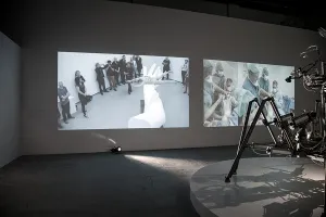 W CSW Łaźnia podziwiać można dzieła australijskiego artysty Stelarca, który bada (i przesuwa) granice między robotyką a ludzkim ciałem. 