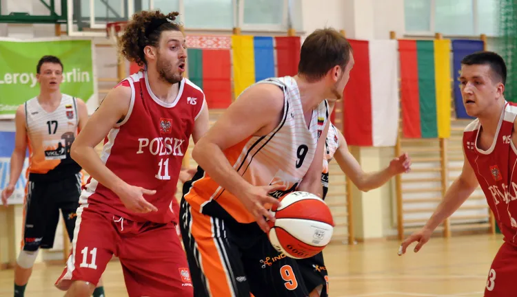 Kadra Ligi Środowiskowej reprezentująca Polskę w międzynarodowych rozgrywkach International Amateur Basketball League 2013/2014 pokonała faworyta europejskich pucharów z Litwy.