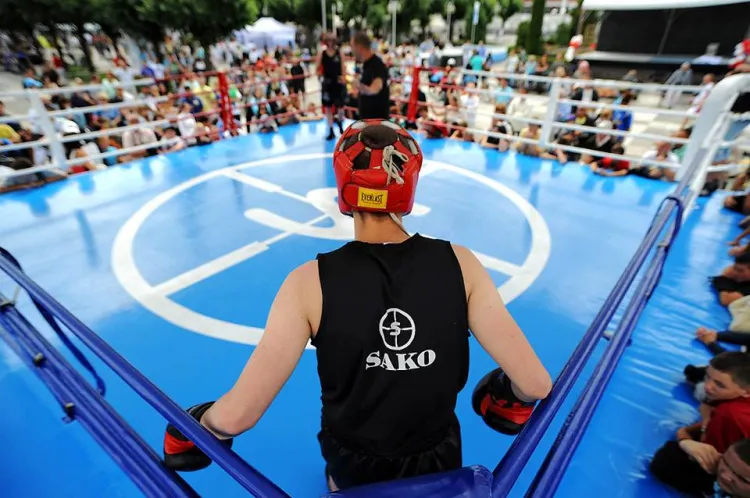 Zawody w ringu pod fontanną Neptuna wzbudzają spore zainteresowanie przechodniów. To nie pierwsze zawody pod gołym niebem organizowane przez klub bokserski Sako.
