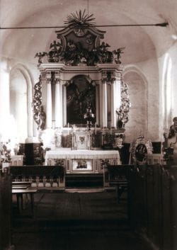 Ołtarz główny z barokowym obrazem patrona.