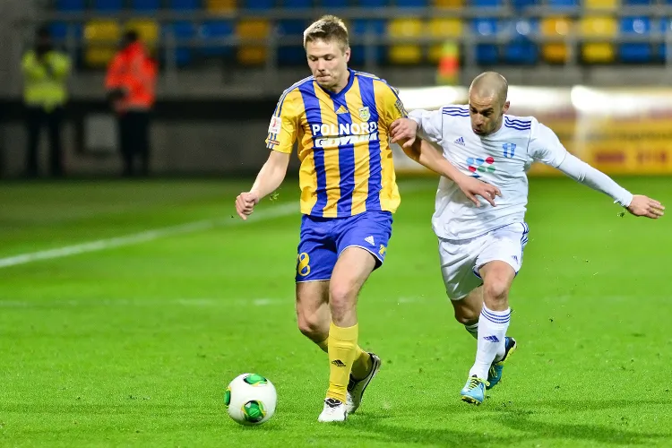 Kamil Juraszek, bez względu na to, na którym miejscu Arka skończy rozgrywki w I lidze, to jeden z największych wygranych tego sezonu wśród żółto-niebieskich. 23-latek, choć wcześniej grał tylko w Młodej Ekstraklasie i III lidze, w Gdyni stał się podstawowym stoperem. 