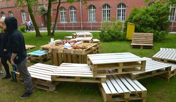 Meble zaprojektowane i zbudowane przez studentów dla studentów pozostaną na kampusie Politechniki Gdańskiej do końca czerwca.