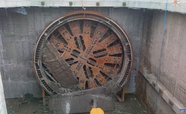 Maszyna TBM tuż po tym, jak przewierciła się przez kończącą tunel ściankę szczelinową.