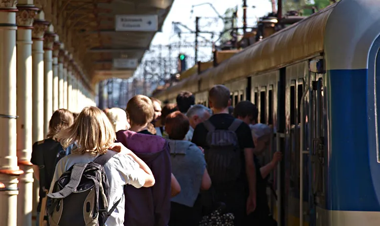 Zwiększona częstotliwość kursowania pociągów SKM podczas letnich imprez ma pozwolić na dotarcie na nie w lepszych, niż dotąd, warunkach.