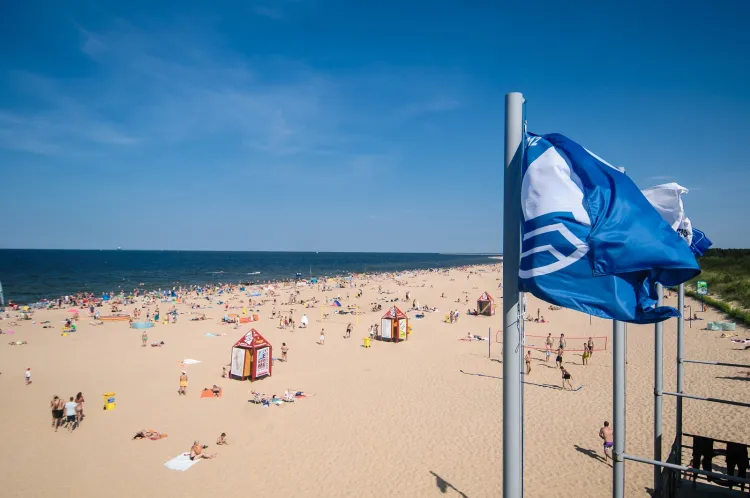 Błękitna Flaga - to międzynarodowy certyfikat potwierdzający m.in. czystość plaż. W Trójmieście część otrzymała takie wyróżnienie.