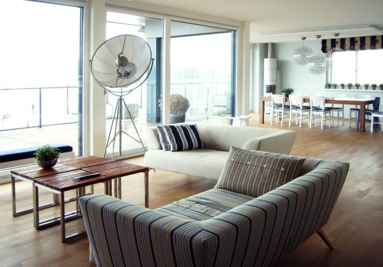 Apartament w Zurychu - ciekawy przykład aranżacji inspirowanej marynistycznym klimatem (projekt Home England & Architects). 
