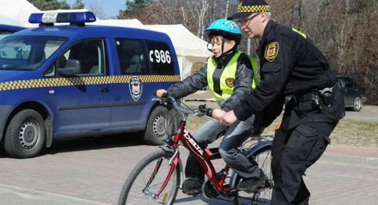 Strażnicy, nie tylko z Gdyni, ale z całego Trójmiasta mają nie tylko w teorii uczyć prawidłowego zachowania rowerzystów, ale sami dawać przykład swoją jazdą.