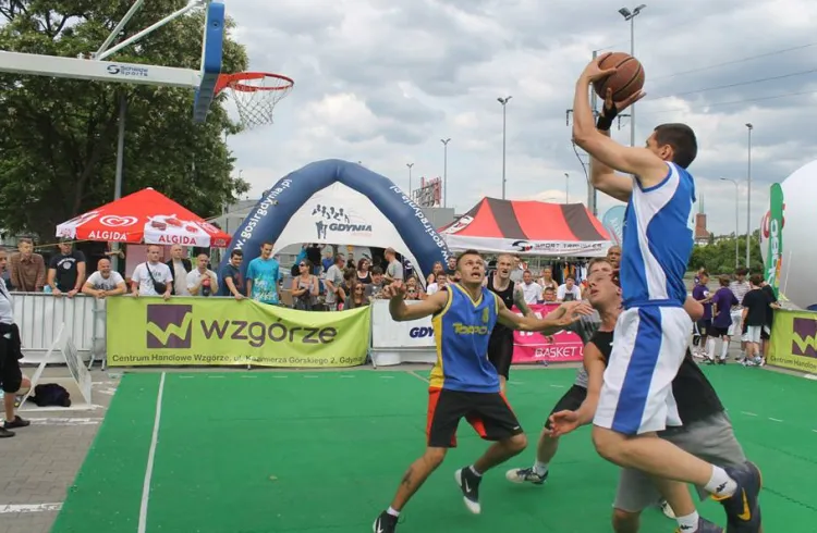 W Gdyni przez cały weekend rozgrywany będzie turniej ulicznej koszykówki. Do tego celu na Skwerze Kościuszki rozłożonych zostanie 10 boisk.