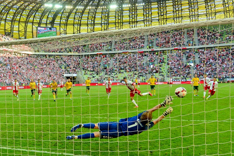 Robert Lewandowski strzela zwycięskiego gola w meczu z Litwą. 