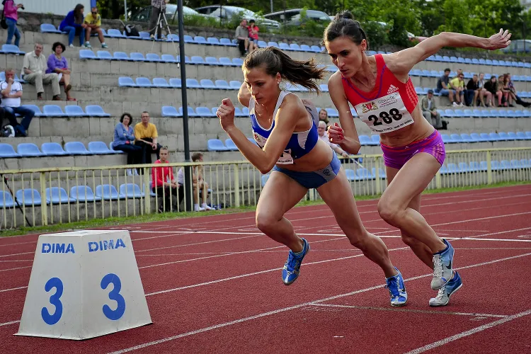 Syntia Ellward (z lewej) postara się ustanowić nowy rekord życiowy na 800 metrów. Na zdjęciu lekkoatletka Floty Gdynia z reprezentantką Polski, Katarzyną Kowalską. 