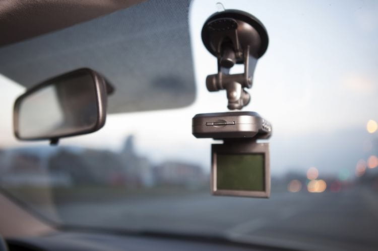 Coraz więcej kierowców inwestuje w samochodowe kamerki.