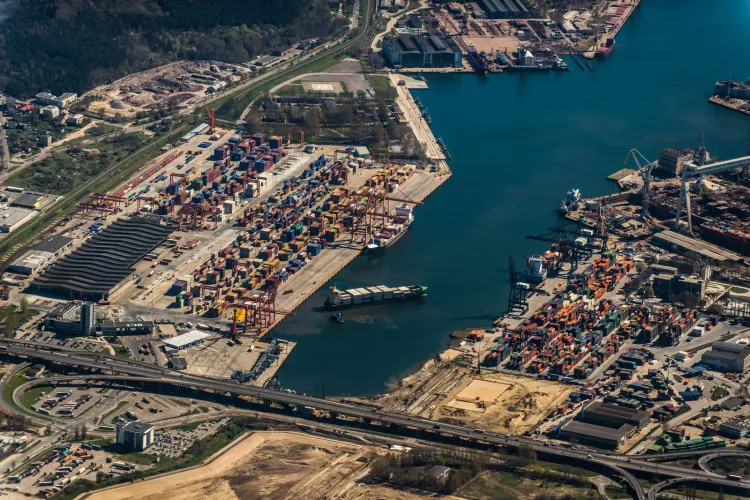 Jednym z istotnych celów nowej ustawy jest zwiększenie konkurencyjności polskich portów morskich i terminali przeładunkowych w Gdyni, Gdańsku i Szczecinie-Świnoujściu wobec ośrodków zagranicznych: Holandia, Niemcy, Rosja. Na zdjęciu Bałtycki Terminal Kontenerowy i GCT Gdynia Container Terminal. 