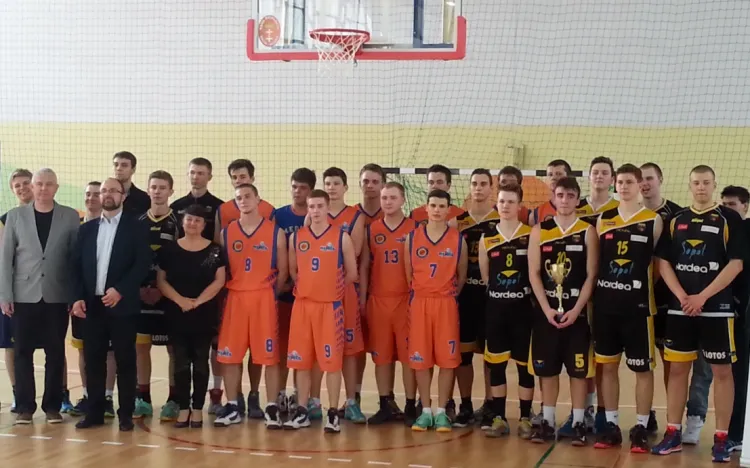 Meduza (pomarańczowe stroje) chce działać na zasadzie klub osiedlowego, co w polskiej koszykówce jest rzadko spotykanym sposobem funkcjonowania drużyn młodzieżowych.