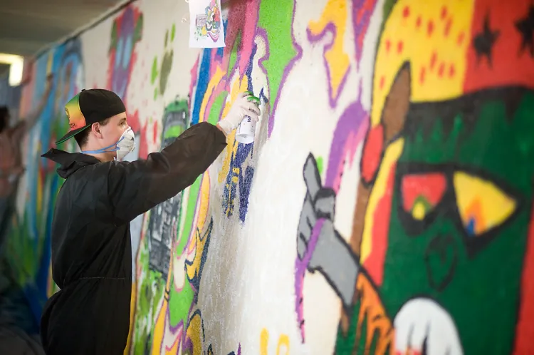 Prace nad graffiti, które powstały w tunelu na Zaspie w 2012 roku.