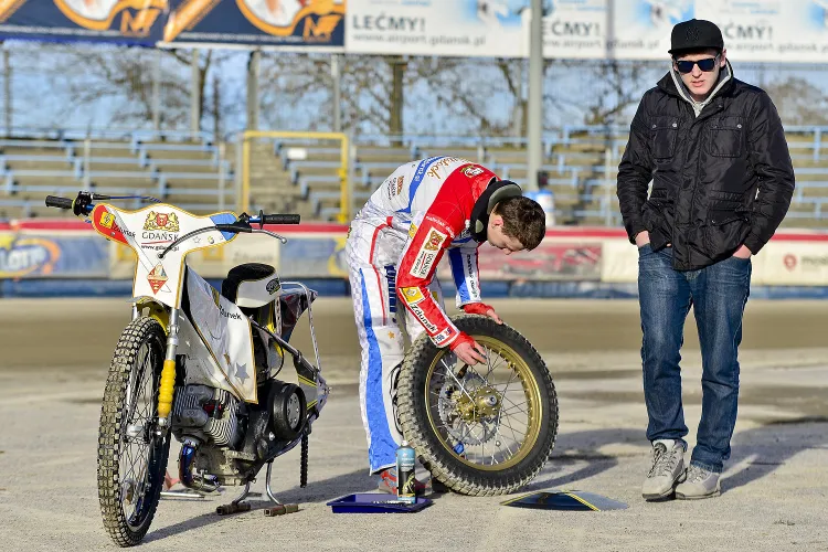 Krzysztof Wittstock (z lewej) "skasował" motocykl w czwartkowych zawodach. Na szczęście sam z groźnego wypadku wyszedł bez szwanku.