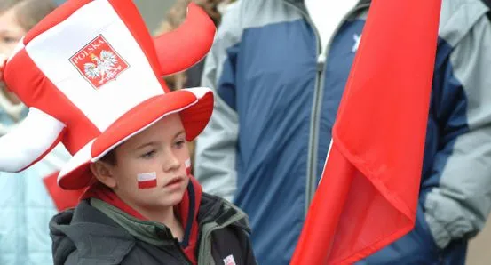 Flaga w dłoni i biało-czerwony kapelusz - to też świetne przebranie na paradę, które może zapewnić zwycięstwo w naszym konkursie.