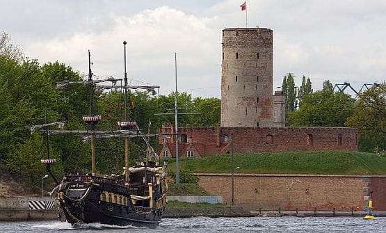 Twierdza Wisłoujście - kiedyś bastion, broniący wejścia do gdańskiego portu, dziś atrakcja turystyczna.