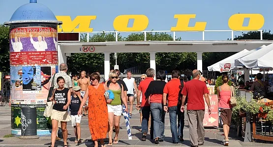 Molo szczególnie oblegane jest w sezonie letnim, z samych biletów osiągane są wypływy rzędu 2,5 mln zł.