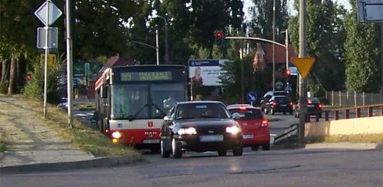 Autobus gdańskiego ZKM-u wjeżdża na most w ciągu ul. Starogardzkiej.