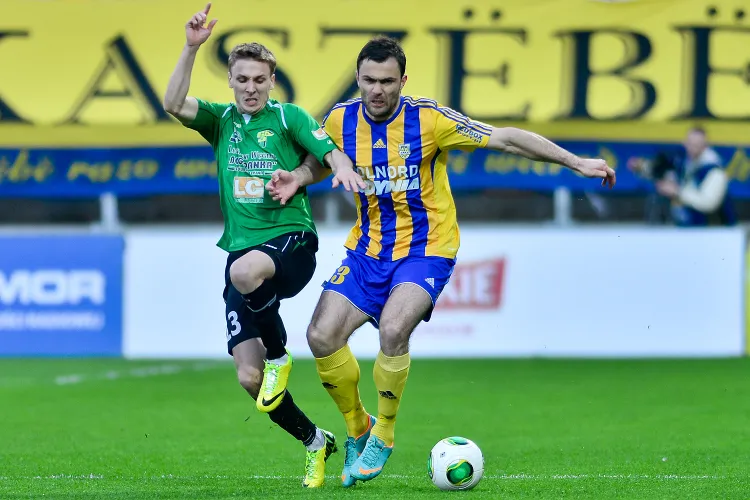 Krzysztof Sobieraj (z prawej) porozumiał się z Arką w sprawie nowego kontraktu. Co więcej, umowa zawiera klauzulę umożliwiającą przedłużenie jej o kolejny sezon.