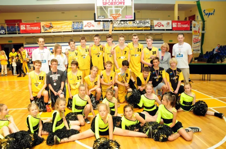 Koszykarze U-14 UKS 7 dołączyli do swoich starszych kolegów z U-18 i również zdobyli w tym roku medal mistrzostw Polski.