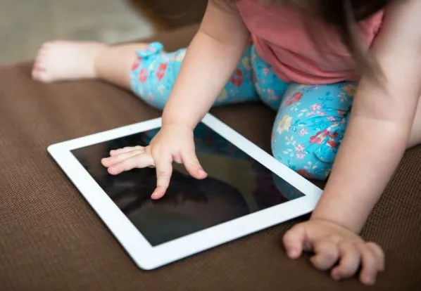 Zdaniem badaczek z Instytutu Pedagogiki UG, mobilni rodzice (m-matki i m-ojcowie) sami często korzystają z nowoczesnych technologii, ale w stosunku do dzieci zachowują się bardzo restrykcyjne - ograniczając i kontrolując.