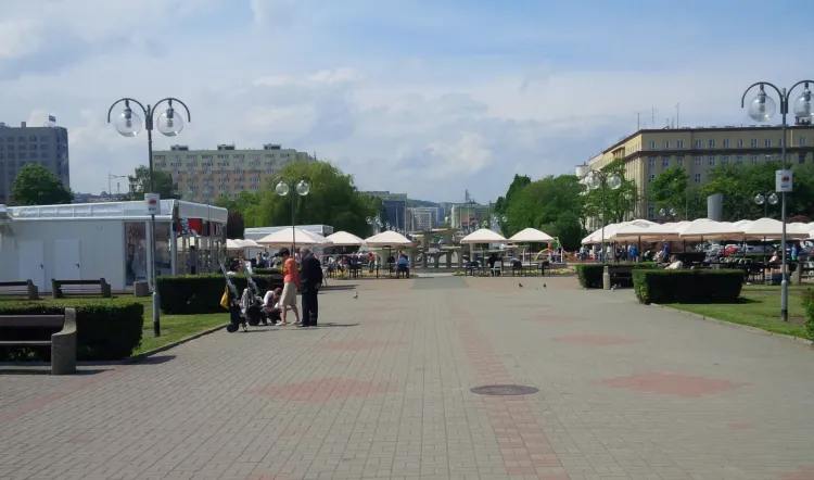Goszcząca na wielu pocztówkach z Gdyni fontanna została zasłonięta przez parasole.