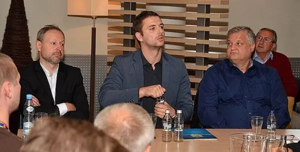 Prezes Wojciech Pertkiewicz (w środku), przewodniczący Rady Nadzorczej Piotr Wesolowski (z prawej) oraz wiceprzewodniczący Rady Nadzorczej Tomasz Banel (z lewej) nie wlali w serca kibiców nadmiernego optymizmu.