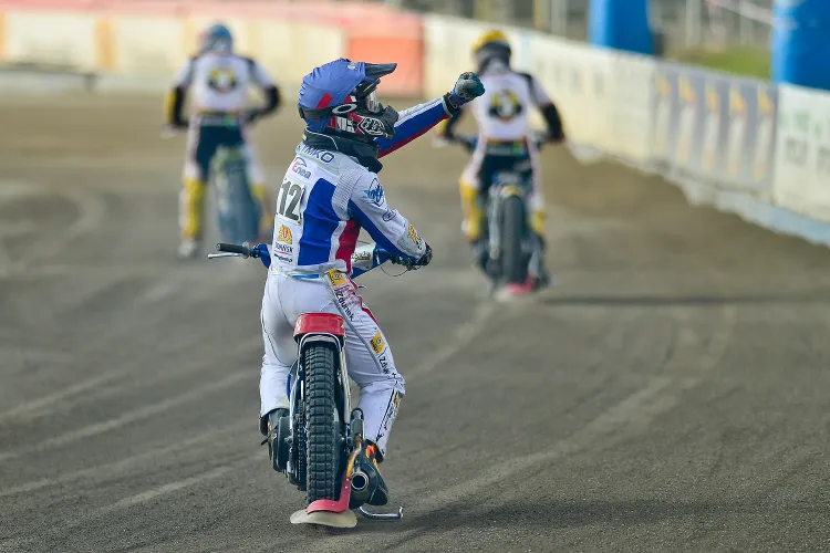 Takich powodów do radości jak podczas meczu z Betardem Spartą, Marcel Szymko nie miał dawno. W starciu z wrocławianami pokonał uczestnika cyklu Grand Prix, Troya Batchelora i byłego mistrza Polski Tomasza Jędrzejaka.